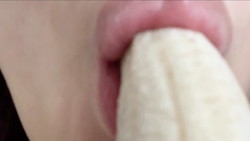 [Mouth, lips, tongue, chewing fetish] Eat bananas
