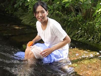 Playing in the stream with casual clothes (DW39-2)